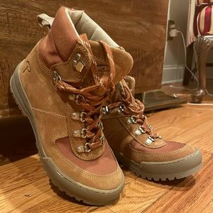 Hiking Boots Women’s 7